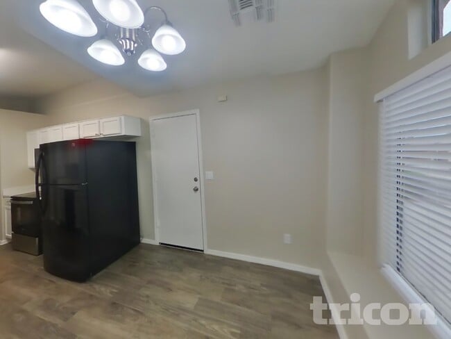 Photo - 4005 E La Salle St