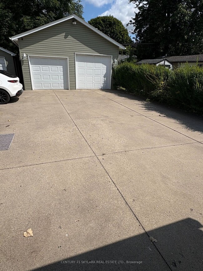 Photo - 122 Boullee St