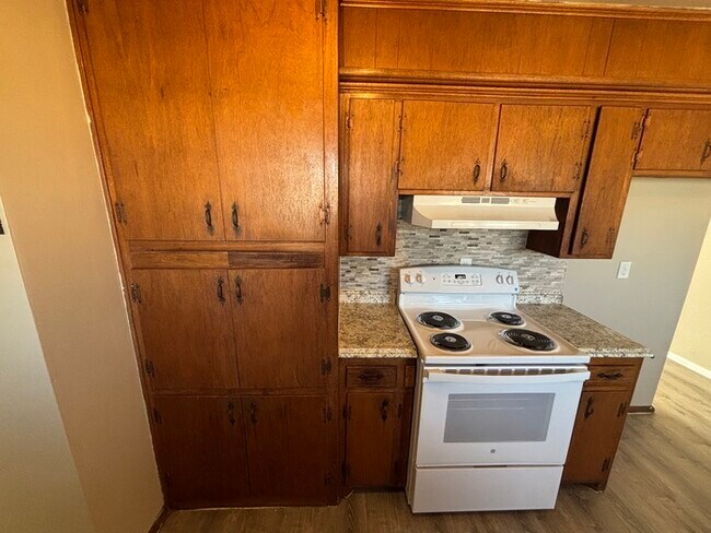 Photo - 3 bed 2 bath home with 1 car garage