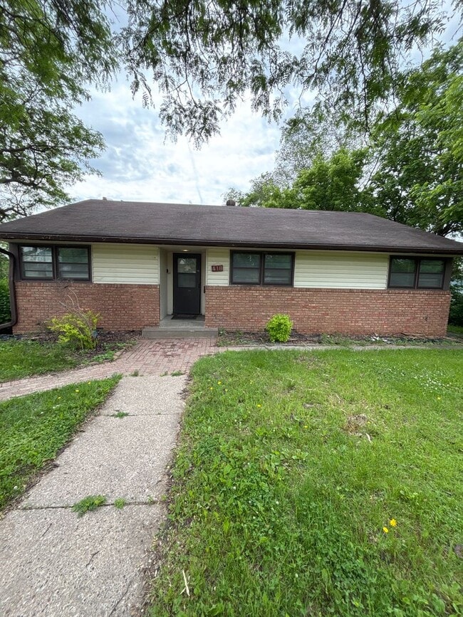 Building Photo - Spacious 4 bedroom 1 bathroom single family home