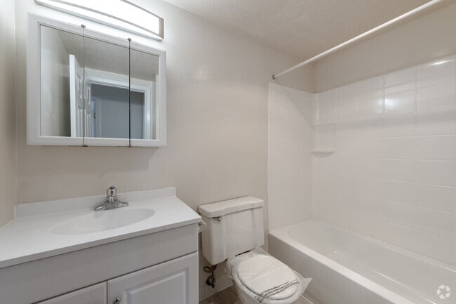 2BR, 1BA - 825SF