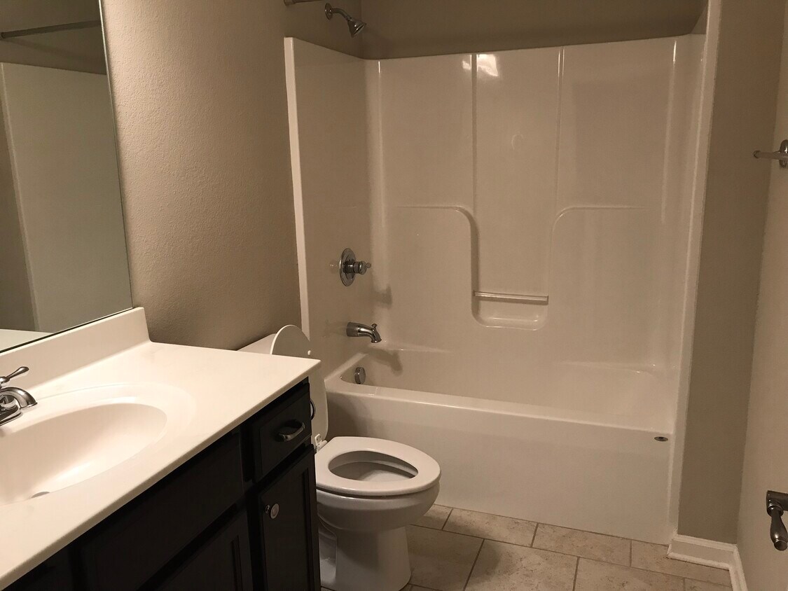 upstairs hall bathroom - 7506 Hampstead Hall Dr (Ooltewah, TN)
