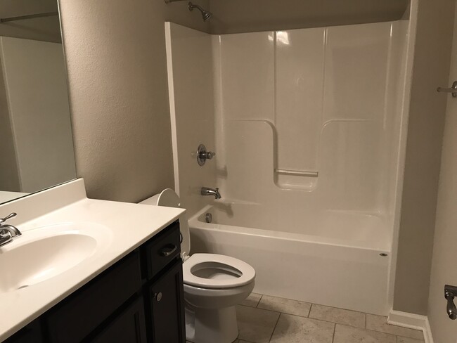 upstairs hall bathroom - 7506 Hampstead Hall Dr House