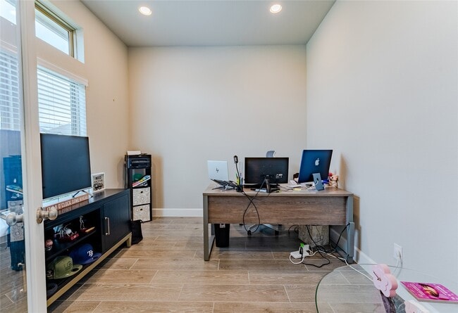 Photo - 20430 Avelignese Wy