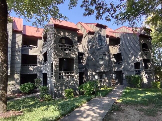 Building Photo - 2BD/1BA Condo located in Lakeshore Village!
