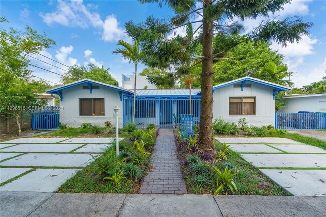 Building Photo - 3225 SW 58th Ave Unit Back