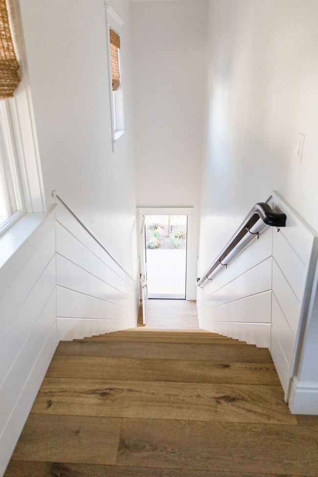 Entrance Staircase - 2510 Valencia St Unit 2510.5