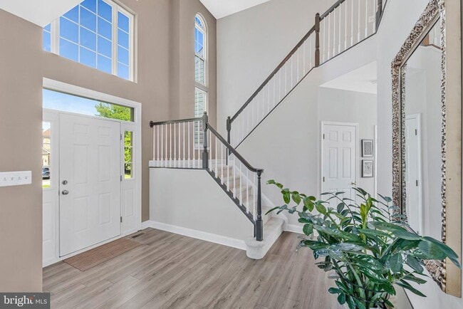 Photo - 611 Curtin Pl SE