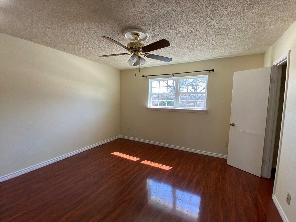 Photo - 8470 Leawood Blvd