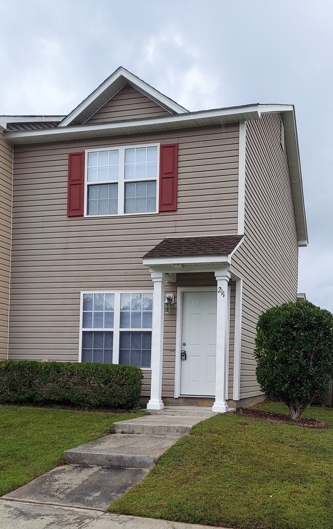 Photo - 211 Pinegrove Ct Townhome