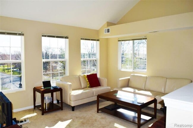 Photo - 1077 Foxboro