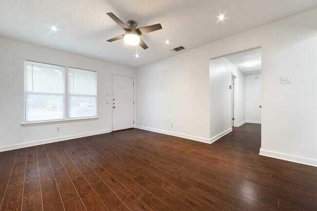 Photo - 205 Chippendale Ave