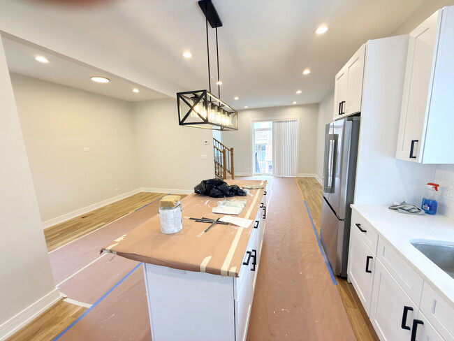 Building Photo - 858 N Paulina St Unit CH