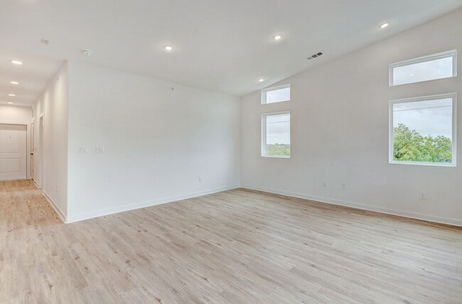 Photo - 100 W Mockingbird Ln