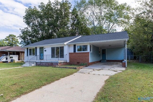 Photo - 816 Giles Dr NE