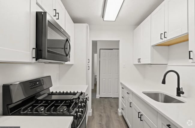 Building Photo - 1 Bedroom 1 Bath apartment in Somerset Hou...