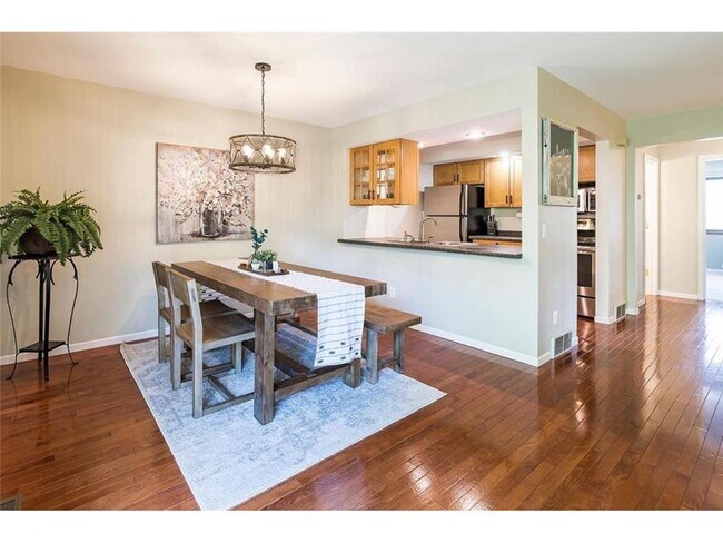 Photo - 334 W 5th St