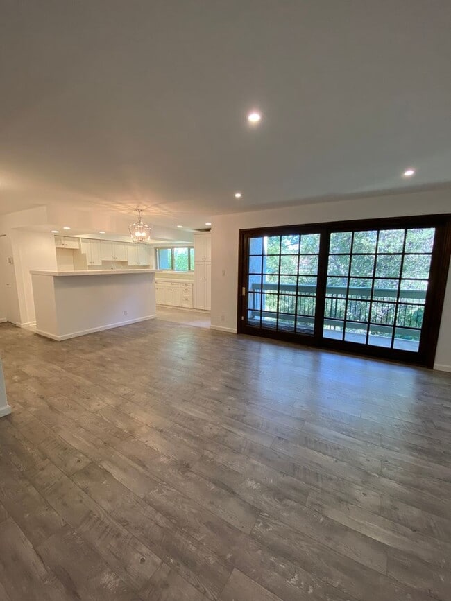 Building Photo - Beautifully Renovated 3+2 Creekside Condo ... Unit 244