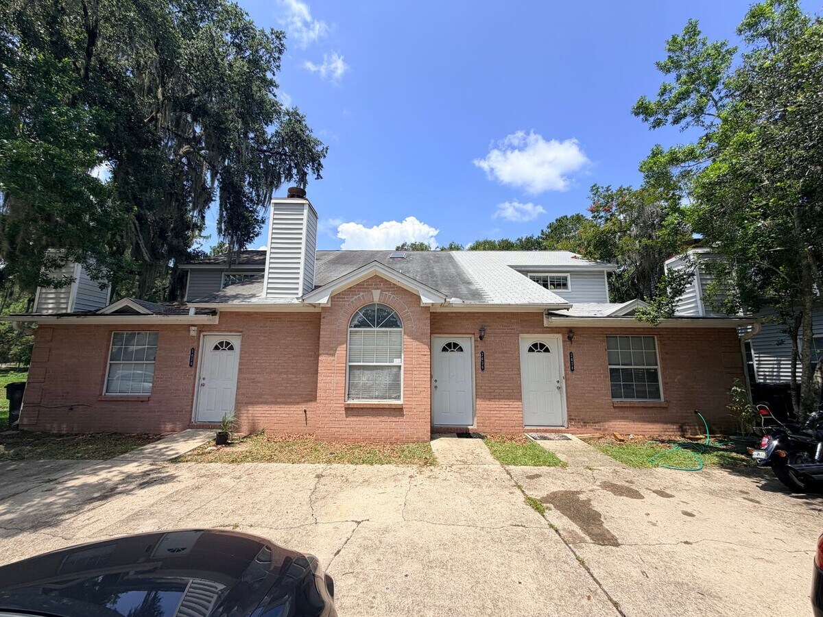 Pet Friendly Townhome | Washer & Dryer Included | Bonus Guest Space | Lawn Care Included - Pet Friendly Townhome | Washer & Dryer Included | Bonus Guest Space | Lawn Care Included