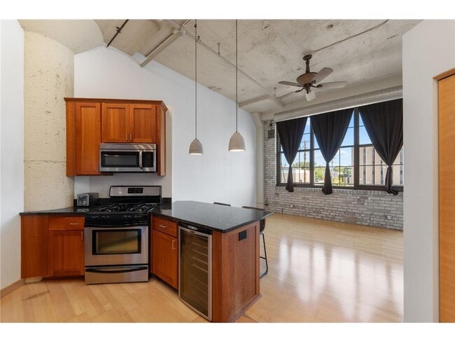 Building Photo - 1901 E Hennepin Ave Unit 210