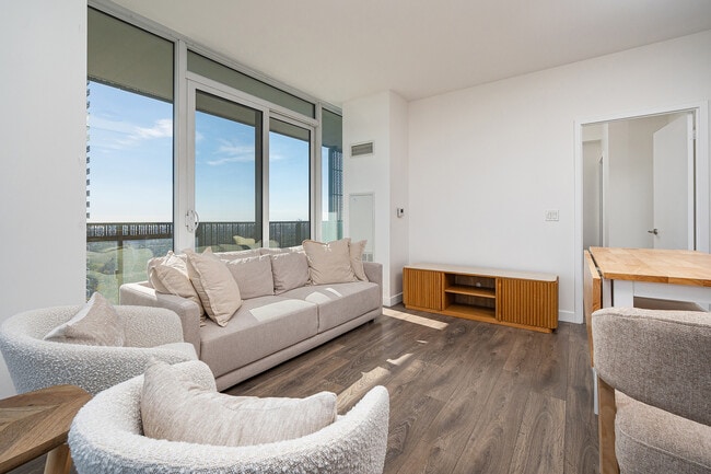 Building Photo - 8 Eglinton Ave E Unit 4211