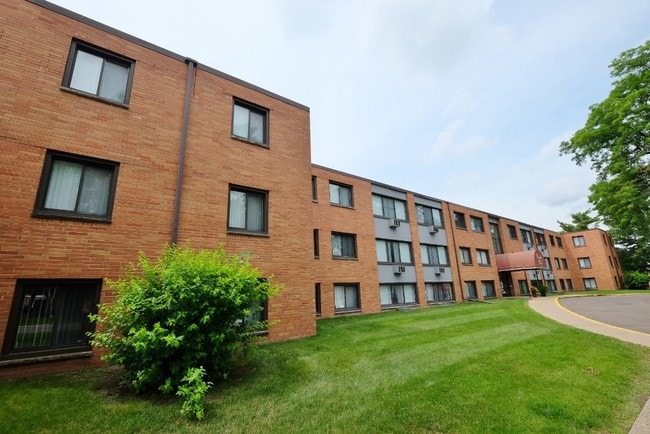 Royal Park Apartments - Royal Park Apartments