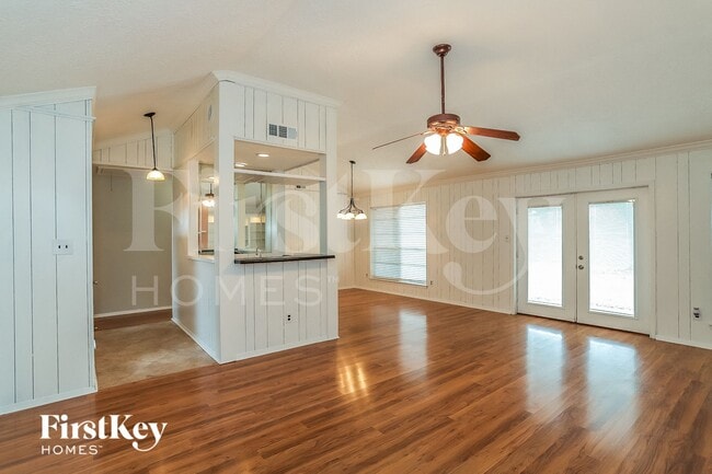 Photo - 613 W Castle Harbour Dr