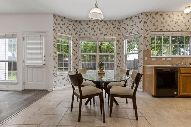 Photo - 702 Dover Ln