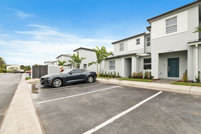 Photo - Modern 3-Bedroom Townhome with Private Backyard in Homestead