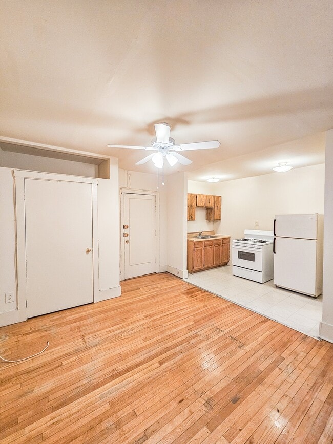 Building Photo - 1100 W Roscoe St