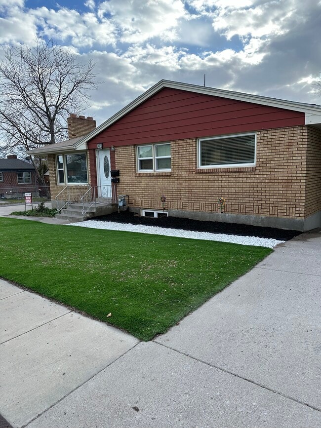 Front of house - 425 Hyde Ave House Unit B