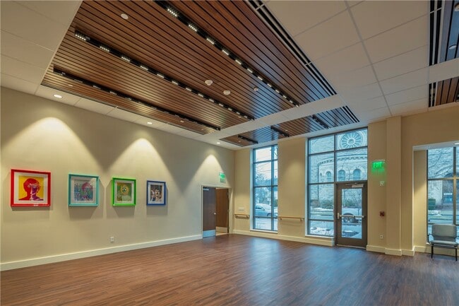 Photo - 105 W Court St