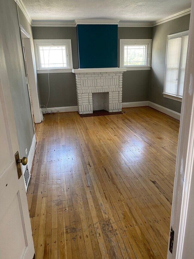 Entrance from front stairs. - 2114 Wascana Ave Unit Upper