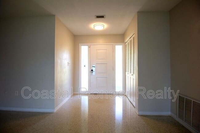 Photo - 3900 14th Ln NE