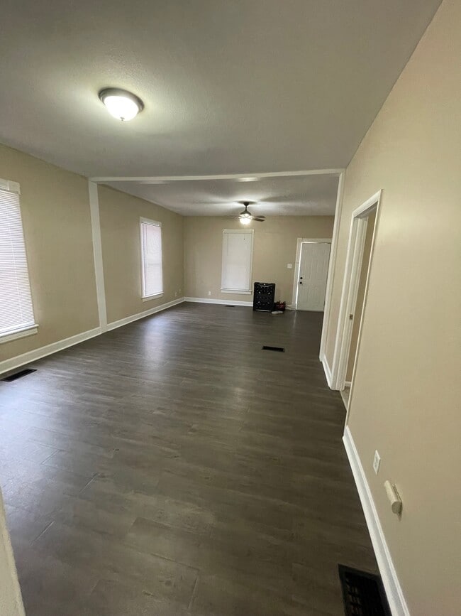 Photo - 427 W 10th St