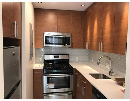 Building Photo - 208 Newbury St Unit 1