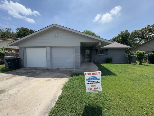 Building Photo - 2408 Carnation Dr