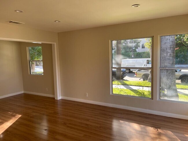 living room/dining - 442 N Hollywood Way