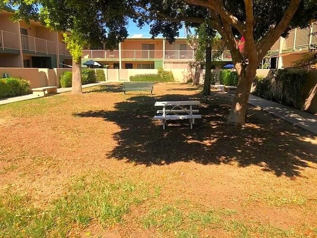 Building Photo - SPACIOUS AND AFFORDABLE 3 BEDROOM, 1.5 BATH TOWNHOME READY FOR IMMEDIATE MOVE-IN!