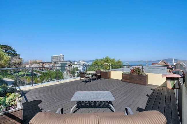 Photo - 2552 Hyde St