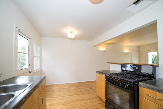 Photo - 3557 Beethoven St