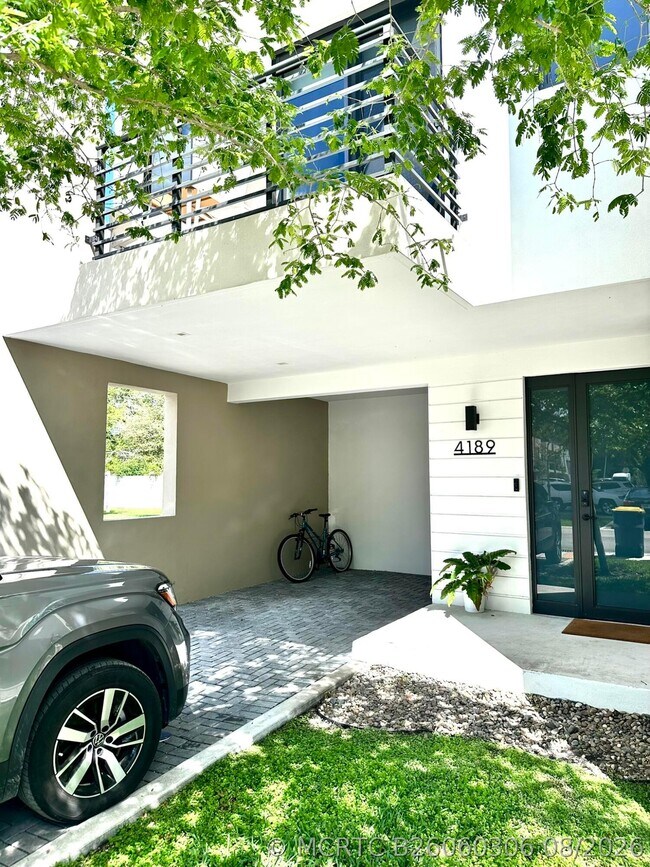 4189 N Oak Pl