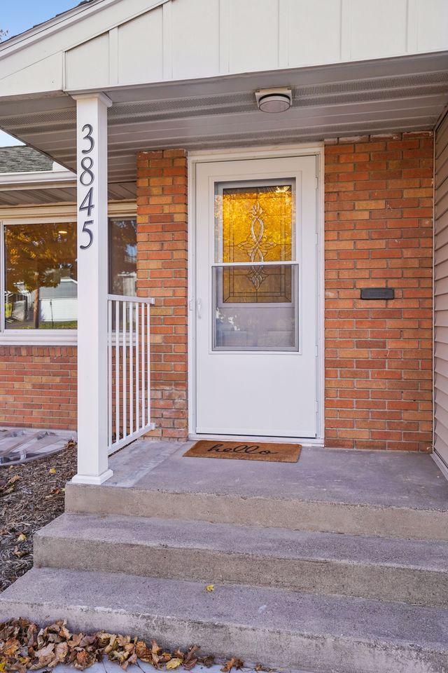 Photo - 3845 Douglas Dr N