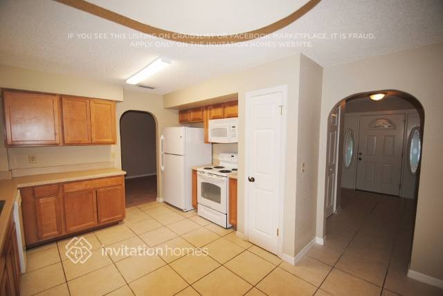 Photo - 1796 Barker St NE