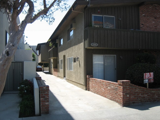 Building Photo - 1749 Butler Ave Unit 8 Rental