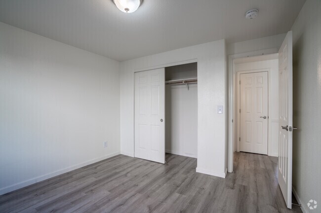 2BR, 2BA - 963SF - Bedroom