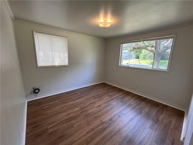 Photo - 459 Seabreeze Rd E