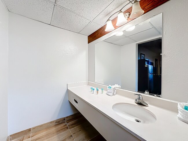 Photo - 910 Suemac Rd Unidad King Room