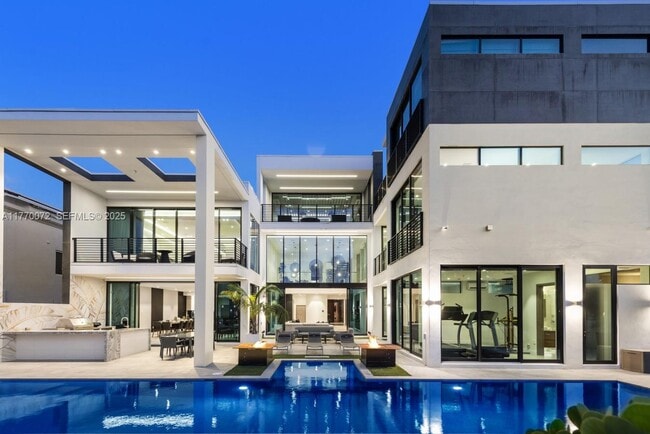 Building Photo - 1400 Bayview Dr