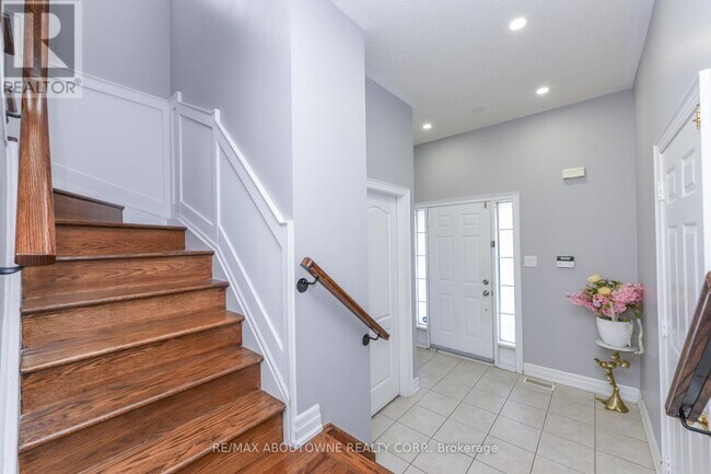 Photo - 32 Lockheed Crescent